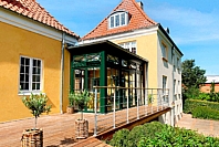 orangeri-mellem-to-bygninger-tilbygning-terrasse